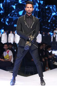 #GauravGupta#ggman#couture# Outfit Hombres, Stylish Boy Clothes, Mens Runway, Tatted Men, Pool Outfits, Man Dress, Stylish Mens Suits, Dress Suits For Men