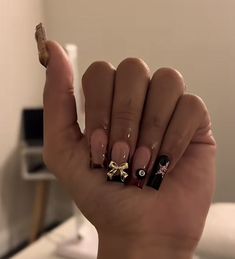 Simple Short Sets Nails, Black Birthday Nails Inspiration, Square Overlay Nails, Nails Acrylic Simple Black, Bling Set Nails, Long Square Acrylic Nails Designs Bling, Black Exotic Nails, Short Simple Acrylic Nails Square, Letter M Nails