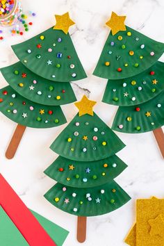 paper plate christmas tree craft for kids to make with construction paper and colored pencils