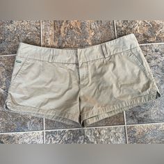 New With Tags Women’s 46 Waist/Size 16/2xl 2” Inseam Tan See Photos For Measurements Black Chino Shorts, Everyday Stretches, Lacoste Women, Black Chinos, Uniform Pants, Golf Skirts, Levi Jeans 501, Khaki Shorts, Green Shorts