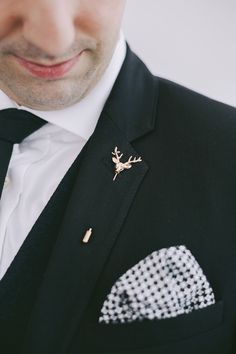 Lapel Pin Boutonniere Alternative | Credit: Jani B & Bright and Beautiful Alternative Boutineer Ideas, Boutonniere Alternative, Vintage Boutonniere, White Tuxedo Wedding, Groom Suspenders, Wedding Body, Guys Grooming, Groomsmen Tuxedos, Black And White Wedding Theme