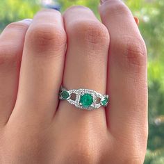 Productdetails
Laat buitengewone schittering zien met de sieraden die je bij je draagt, deze Vintage Emerald Ring is artistiek vervaardigd in goud voor een weelderige aantrekkingskracht. De ronde diamant vormt een weelderig accent op de gekruiste schacht, terwijl de ronde en markiezinvormige smaragd de charme van deze ring zijn. Deze smaragdgroene ring zal de schoonheid van uw speciale gelegenheid vergroten.

Productinformatie

SKU
SHP-RINGS122041484


Breedte
8 mm


Hoogte
5 mm


Gewicht
3,13 g May Birthstone Jewelry With Princess Cut Center Stone, Luxury Cluster Ring With Round Cut Gemstone, Elegant Gia Certified Emerald Cluster Ring, Diamond White Emerald Ring With Round Cut, Luxury Emerald Cut Gemstone Halo Ring, Luxury Emerald Cluster Ring With Center Stone, Princess Cut Diamond Emerald Ring For Promise, Luxury Asscher-cut Jewelry With Accent Stones, Princess Cut Emerald And Diamond Promise Ring