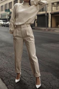 Outfit Formal Mujer, Winter Office Wear, Trendy Work Outfit, Classy Street Style, Minimalist Moda, Chique Outfit, Professional Work Outfit, Stylish Winter Outfits, Pullover Outfit