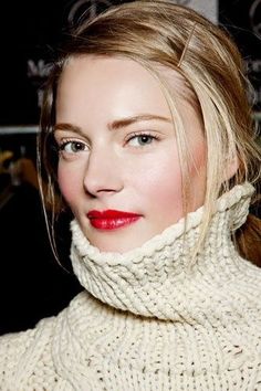 Sienna Miller, Red Lipstick, Up Girl, Model Photos, Winter Looks, Beauty Make Up, Beauty Inspiration, Red Lips, Street Styles