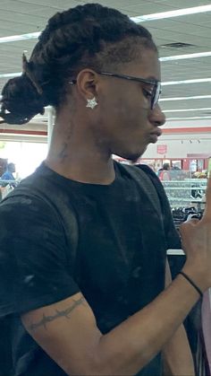 Loc Man Bun, Lox Hairstyles Men, Dread Bun Styles For Men, Loc Inspo Men, Retwist Locs Style Men Short, Loc Retwist Styles Men, Curly Locs Men, Long Dread Hairstyles For Men, Dark Skin Dreadhead