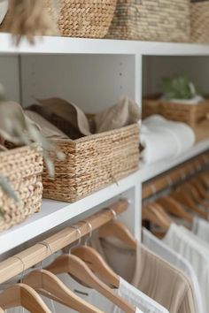 5 Tips for an Organized 4x6 Walk-In Closet Design Neutral Closet Aesthetic, Minimalist Walk In Closet, Minimalist Closet Organization, Minimal Closet, Closet Organisation, Functional Wardrobe, Walk In Closet Design, Colorful Storage, Minimalist Closet