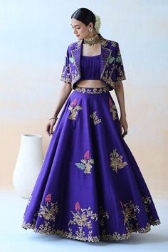 Lehenga For Petite Women, Purple Ghagra, Lehenga Embroidery Design, Lehenga Inspiration, Orang India, Jacket Lehenga, Purple Lehenga, Luxury Pret