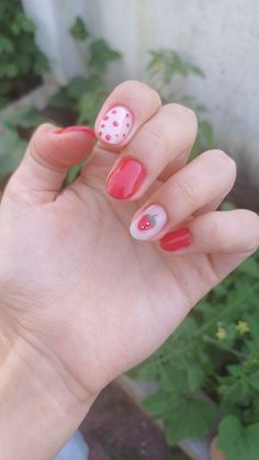 <3   #nailart #naildesign #cute #strawberry #cottagecore Short Strawberry Nails, Nail Art Strawberry, Tacky Nails, Nails Strawberry, Strawberry Cottagecore, Short Round Nails, Strawberry Nails, Short Gel Nails