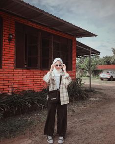 Style Kulot, Bruh Girl Outfits, Ootd Hijab Style, Hijab Fashionista, Hijab Style Casual, Hijabi Fashion Casual, Casual Hijab, Casual Hijab Outfit, Hijabi Outfits Casual