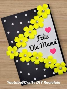 a card with yellow flowers on it and the words feliz dia mama written in spanish