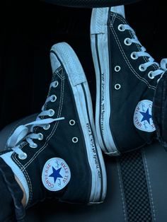 Shoes Downtown Girl, Dowtown Aesthetic Girl, Messy Converse Aesthetic, Old Black Converse Aesthetic, 2022 Downtown Girl Aesthetic, Fitted Cardigan, Shoe Inspo, Old Money Aesthetic, Girl Falling