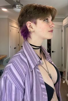 Lesbian Hair Dye Ideas, Pixie Haircut Dye Ideas, Lesbian Short Hairstyles, Queer Earrings Aesthetic, Really Short Hair Color Ideas, Dyed Undercut Short Hair, Short Hair Styles Gender Neutral, Enby Haircuts Short, Side Bang Pixie Cut