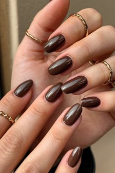 Class up your look with these chocolate brown nails! Ideal for any style, these designs bring a polished and refined touch to any outfit. Hashtags: #ClassyNails #ChocolateBrownManicure #ElegantNailArt #RefinedStyle #brownnailsaesthetic Chocolate Colour Nails, Nail Chocolate Color, Brown Nails Shellac, Chocolate Nails Design Art Ideas, Short Dark Almond Nails, Chocolate Nail Color, Dark Brown And Gold Nails, Winter Nails For Dark Skin, Winter Nails Brown Skin