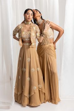 Indowestern Festive Outfits, Short Jacket Lehenga, Layered Lehenga Designs, Lehenga With Short Jacket, Short Jacket Style Lehenga, Short Jacket Style Kurti, Indian Skirt And Top, Skirt Organza, Lehenga Top