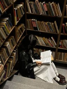 Dark Reading Aesthetic, Library Girl Aesthetic, Girl In Library Aesthetic, Library Core, Chaotic Academia, Library Aesthetic, Academic Motivation, Reading A Book, Dark Academia Aesthetic