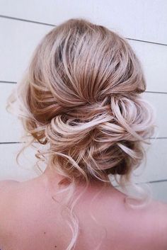 23 a messy curly low side bun with some curls down is a great idea for an effortlessly chic look - Weddingomania Side Bun Wedding, Hairstyle Bridesmaid, Mother Of The Bride Hairstyles, Side Bun Hairstyles, Wedding Hair Side, Side Bun, Mother Of The Bride Hair, Guest Hair, Hair Bun Tutorial