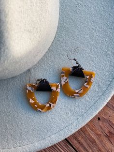 Beautiful acrylic and leather earrings. Curvy Dress, Accessories Jewelry Earrings, Leather Earrings, Earring Necklace, Beautiful Outfits, Jewelry Sales, Mustard, Jewelry Accessories, Jewelry Earrings