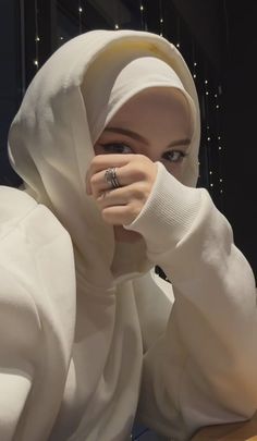 Hijab Hoodie, Hijab Style Tutorial, Fotos Goals, Hijab Aesthetic, Arab Beauty, Hijabi Aesthetic, Best Poses For Pictures, Muslimah Aesthetic, Hijabi Girl