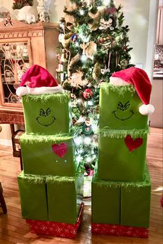 Gift tower Christmas Themes Wrapping, Christmas Tree Gift Box Ideas, Present Box Christmas Tree, Grinch Presents Diy, Grinch Stacked Presents, Grinch Box Christmas Gifts, Christmas Themes Ideas For Office, Christmas Themes Ideas Decorations Office, Grinch Christmas Gift Boxes