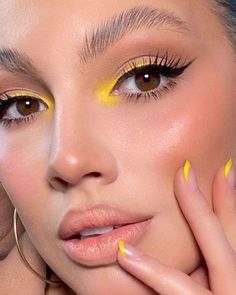 Best Makeup Sets, Y2k Makeup Looks, July Makeup, Holographic Makeup, Yellow Makeup, Y2k Makeup, Punk Makeup, Makeup Face Charts, Makeup Secret