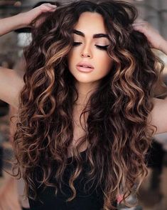 Hair Color Ideas For Brunettes Curly Natural, Hair Ideas 2023 Women, Face Framing Highlights Curly Hair, Curly Dark Brown Hair With Highlights, Curly Hair Highlights And Lowlights, Balayage Curly Hair Natural Curls, Highlights For Dark Brown Hair