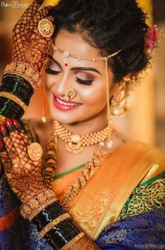 Simple Marathi Bride Look, Marathi Bridal Photoshoot, Marathi Bride Poses, Mundavalya Designs, Maharashtrian Nath Designs, Nath Designs, Maharashtrian Nath, Bridal Party Makeup