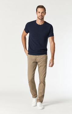 JOHNNY SLIM LEG CHINO IN BRITISH KHAKI TWILL - Mavi Jeans Mens Style Smart Casual, Mens Athletic Business Casual, Clean Man Outfit, Men's Business Casual Style Summer, Men’s Khaki Chino Outfits, Light Khaki Pants Outfit Men, Dark Khaki Pants Outfit Men, Men’s Khaki Pants Outfit, Basic Man Outfit