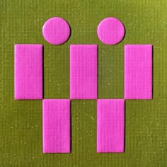 pink squares and circles are arranged on a green surface