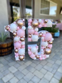 the letter g is made out of balloons