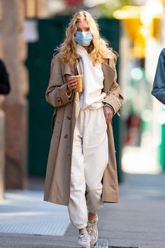 Sweatshirt Street Style, Trench Coat Outfit, Street Sweatshirt, Model Street Style, Looks Party, Elsa Hosk, Street Style Trends