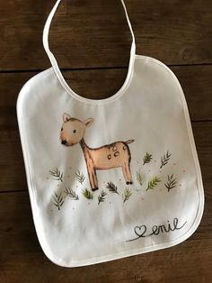 Hand-painted personalized bib. Made of high quality cotton with soft feel, comfortable and breathable. The back of the bib consists of a water-impermeable layer that protects the child from stains and other dirt. A saying or name for personalization is freely selectable. Different motifs can be chosen. Please write to us before purchasing. Dimensions: 26 x 30 cm Washable at 40 oC or hand wash Personalized Cotton Bib As Gift, Cute White Bib Front Bib, Playful White Machine Washable Bib, Playful White Cotton Bib, Playful Cotton Bib As A Gift, Customizable White Cotton Bib, Cute Cotton Washable Bib, Cute Cotton Bib As Gift, White Machine Washable Bib For Gift