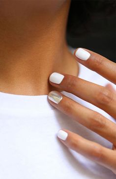 Snow Nails, The Trend Spotter, Nagellack Trends, White Acrylic Nails, White Nail Polish, White Nail, Chrome Nails, Nail Polish Colors, Perfect Nails