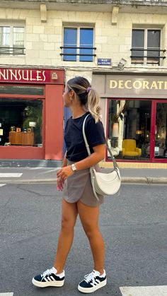 Adidas Gazelle Outfit, Madrid Outfits, Adidas Outfit Shoes, Spring Denim, Outfit Zara, Outfit Primavera, Moda Paris