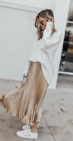 #winter #outfits white sweater with brown skit Ținute Business Casual, Stile Casual Chic, Pleated Skirt Outfit, Skirt Diy, Mode Casual, 여자 패션, 가을 패션