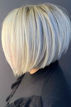 80+ coiffures courtes élégantes pour les femmes de plus de 50 ans | Lovehairstyles.com Sleek Chin Length Bob, Short Inverted Bob Haircuts, Shaved Hairstyles, Inverted Bob Haircuts, Modern Short Hairstyles, Mom Hair, New Short Hairstyles, Bob Cuts, Going Grey