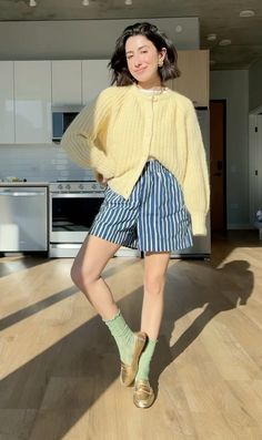 @aprillockhart on instagram.  Summer outfit with boxer shorts and ballet flats. Boxer Brief Outfit Women, Boxers As Shorts Outfit, Boxer Style Shorts, Styling Boxer Shorts, Boxer Pants Outfit, Mid Thigh Shorts Outfit, Checkered Shorts Outfit, Fall Outfits Shorts, Boxer Outfit Female