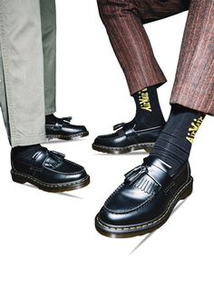 Business skoene fra Dr. Martens De ikoniske støvler fra Dr. Martens har et klassisk og tidløst designet som appellerer til mange forskellige typer mennesker, som ikke er bange for at stå ved deres individuelle stil. Brandet hylder forskellighed. Ingen af os er født ens, og derfor skal vi heller ikke udtrykke os ens. Dr. Martens understreger deres standpunkt med deres slogan Stand for Something. Se alle vores vores lækre business sko fra Dr. Martens Dr. Martens' Adrian Ys Black Smooth - Black kom Doc Martin Adrian Loafer Outfit Men, Loafer Outfit Men, Doctor Martens, Mens Winter Fashion Outfits, Sneakers Fashion Outfits, Boy Fishing, Mens Winter, Store Ideas