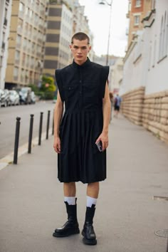 Urban Goth Fashion, Men In Dresses Fashion, Gender Fluid Clothes, Skirts On Men, Male Skirt Outfit, Amab Nonbinary Fashion, Gender Fluid Aesthetic