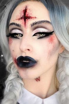 Eyeliner Cheap, Classy Crafts, Halloween Costumes Women Scary, Halloween Makeup Clown, Halloween Make-up Looks, Skeleton Wreath, Creepy Makeup, Scary Skeleton