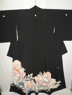 This is a listing for a black silk Japanese Kurotomesode Kimono with 5 family crests. The decoration is dyed birds and flowers and the fabric is 100% silk. Size Sleeve to Sleeve:132 cm 52 inch (approximate) Shoulder to Shoulder:65 cm 25.6 inch (approximate) Length:161 cm 63.4 inch (approximate) This is a vintage item, but as this is very formal garment, it has been given proper care. There is a light spot by the left collar. There is a light spot on the right sleeve part. Please refer to the pic Traditional Black Kimono With Floral Print, Traditional Black Floral Print Kimono, Vintage Black Kimono For Spring, Traditional Black Kimono For Tea Ceremony, Family Crests, There Is A Light, Birds And Flowers, Silk Kimono, Family Crest