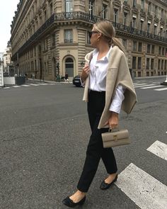 25 Classy Work Outfits For Effortless Office Style Work Outfits Women Winter Office Style, Work Outfit Office, Chic Business Casual, Office Casual Outfit, Spring Work Outfits, Business Casual Outfits For Women, Classy Work Outfits