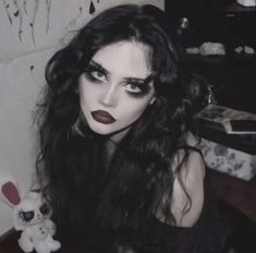 Goth Face Claims Female, Howlloen Makeup, Pale Goth Makeup, Goth Hair No Bangs, Real Goth Makeup, Goth Face Claim, Black Hair Alternative, Goth Makeup Inspiration, Romantic Goth Hairstyles