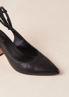 Zapatos de tacón de punta negros con tira en el tobilloEl zapato perfecto existe y no podía ser otro: un elegante par de tacones de punta. Confeccionados en suave piel negra, los zapatos de salón Louise son versátiles, elegantes y femeninos. Tienen un cierre con tira trasera y finos lazos que enmarca la pierna de forma preciosa. El tacón de 8 cm está ligeramente acanalado para garantizar la comodidad en todo momento. Combínalos con pantalones pitillo de cuero y tu blazer oversize favorita para c Pointy Heels, Vegan Boots, Sustainable Leather, Black Leather Pumps, Slingback Heels, Shoe Inspiration, Slingback Heel, Active Wear Leggings, Perfect Shoes