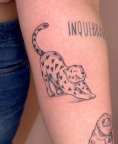 Tatuagem 
Tattoo
Onça pintada
Tatuagem no braço 
Tatuagem feminina
Tatuagem delicada Tattoo Cafe, Leopard Tattoo, Indian Feather Tattoos, Feminine Skull Tattoos, Baby Tattoo Designs, Bookish Tattoos, Ear Tattoo Ideas, Forearm Band Tattoos, Self Love Tattoo