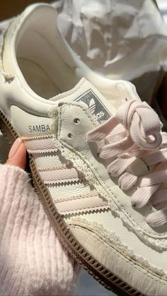 Eastetic Shoes, Coquette Sneakers, Adidas Samba Outfits, Samba Outfits, Special Shoes, Adidas Samba Outfit, Cool Sneakers, Pretty Sneakers, Samba Outfit