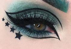 Blink 182 Makeup Looks, Extreme Eyeshadow Looks, Slytherin Eye Makeup, Goth Eyeliner Designs, Goth Eyeliner Looks For Hooded Eyes, Gothic Eyeliner For Hooded Eyes, Goth Liner For Hooded Eyes, Eyeliner Designs Creative Goth, Makeup Drawing