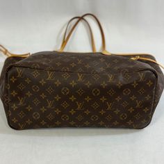 L’emblématique de la maison Louis Vuitton, le sac Neverfull en toile enduite monogrammée marron, grand modèle ultra spacieux, sans être trop volumineux. • État : B - Très bon état • Matière : Cuir et toile enduite • Couleur : Marron • Dimensions : 39 x 32 x 19 cm Pre-owned Brown Monogram Canvas Bag, Designer Brown Bags With Lined Interior, Brown Leather Shoulder Bag With Monogram Print, Brown Monogram Print Bag For Shopping, Brown Monogram Print Shoulder Bag, Brown Monogram Print Shoulder Bag For Daily Use, Brown Monogram Print Bags For Shopping, Brown Monogram Print Business Bags, Vintage Brown Signature Coated Canvas Bag