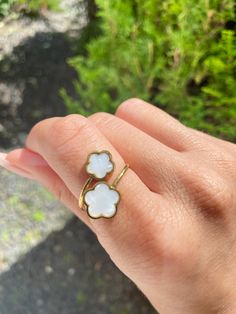 White and Gold Flower Ring ☁️ ☁️⋅♡𓂃 ࣪ ִֶָ☾. 💗 ☁️ Beautiful ring featuring a white and golf flower design ☁️ Ring is adjustable to fit a variety of finger sizes  ❤︎ *Allergy Disclaimer: For those allergic or who tend to experience skin sensitivity to metal, nickel, etc. please be advised that products contain metal and are not considered hypoallergenic. ❤︎ *Safety disclaimer ♡  This product contains small pieces, which could pose a choking hazard for small children. This includes but is not lim White Flower Ring, White Clover, Clover Ring, Gold Flower Ring, Floral Ring, Etsy Gold Ring, Minimalist Ring, Gold Flower, Minimalist Rings