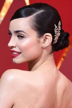 Side Slick Bun, Low Bun With Side Part, Sleek Bun Hairstyles Wedding, Side Part Slick Back Bun, Side Part Low Bun, Slick Low Bun, Side Part Bun, Hair Bun Accessories, Cabelo Pin Up