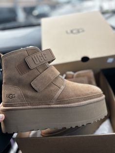 Winter Shoes Chunky, Chunky Winter Boots Aesthetic, Ugg Sneakers Aesthetic, Y2k Winter Boots, Botas Ugg Outfit 2022, Women's Workwear Fashion, Kawaii Shoes, Cute Shoes Heels